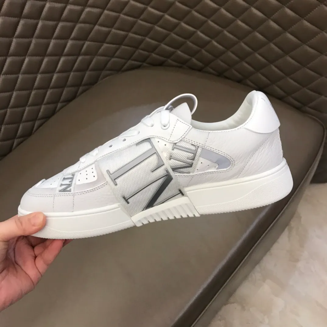 p440 "Valentin*" new spring and summer calfskin lace-up sneakers. No man should be able to refuse these shoes. The classic color scheme is so handsome! Purchase a high-precision replica of the original version to instantly sell off the market currency! 6 VLTN logo rubber effect straps - Valentino Garavani Logo printed on the back and tongue, all materials are customized to ensure quality! Size: 38-44